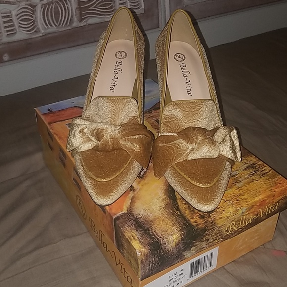 bella vita gala ii velvet pumps
